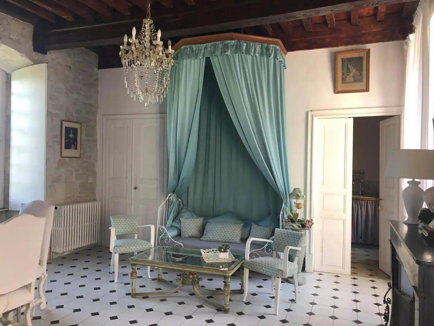 Appartement Spacieux Avec Deux Chambres Au Chateau 발랑스 외부 사진